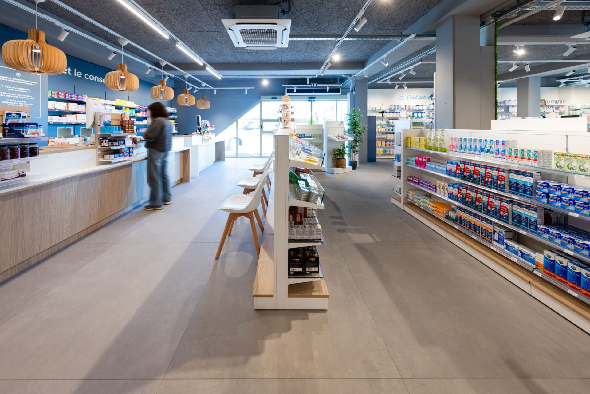 Chape liquide et carrelage grand format — Pharmacie du Centre à Marquise