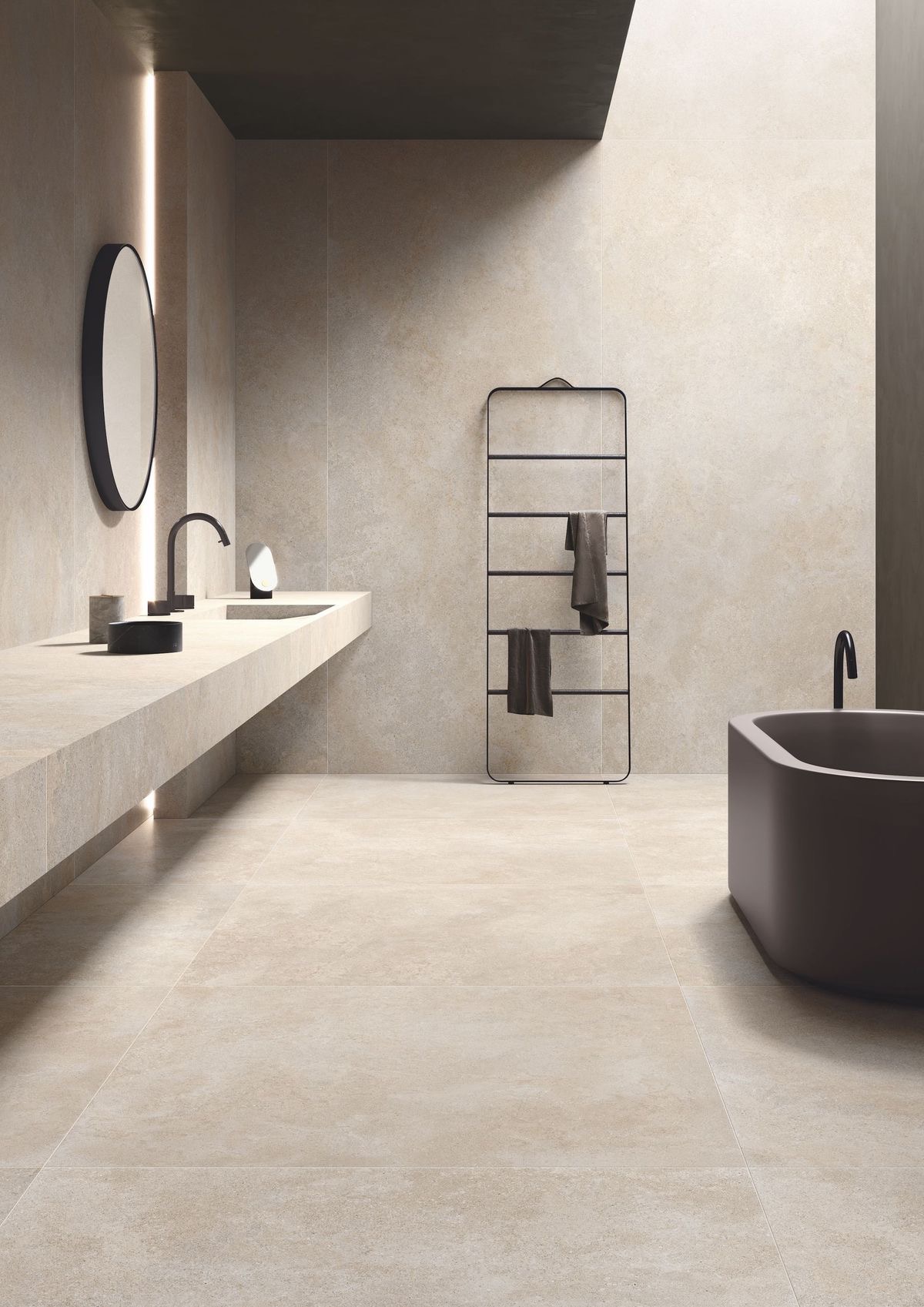 Salle de bain avec carrelage grand format pierre claire posé par YUCEL CP